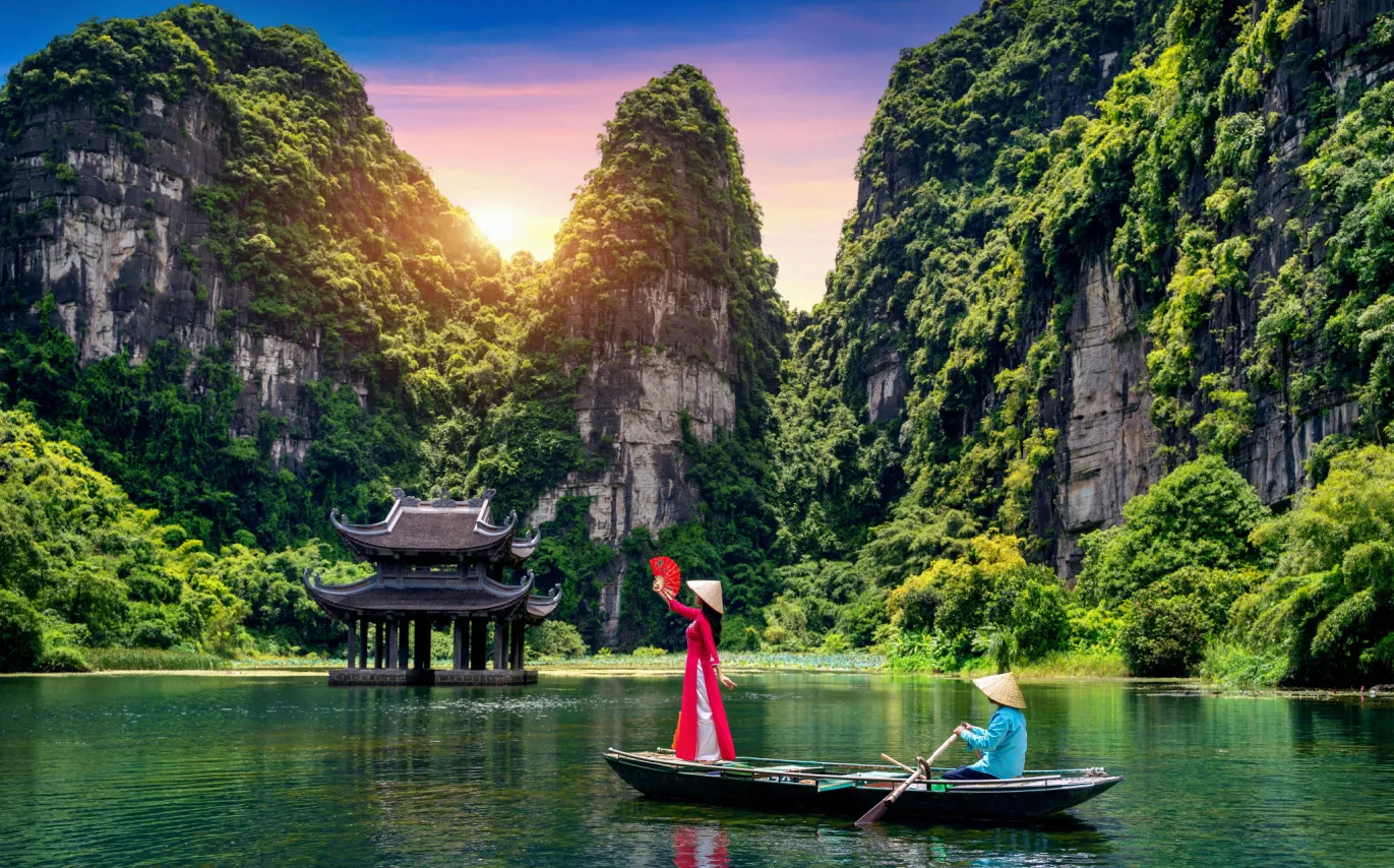 Vietnam water tour attractions.