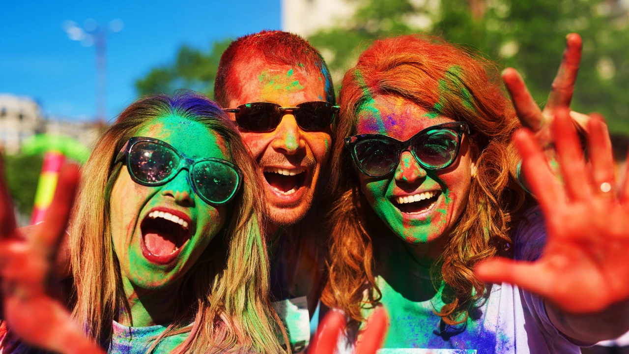 How will a trip to Vrindavan and Mathura be during Holi?